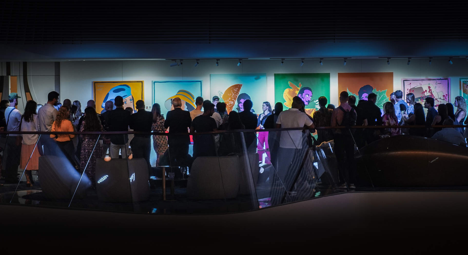 Asistentes a la exhibición en la galería de arte. (Cedida)