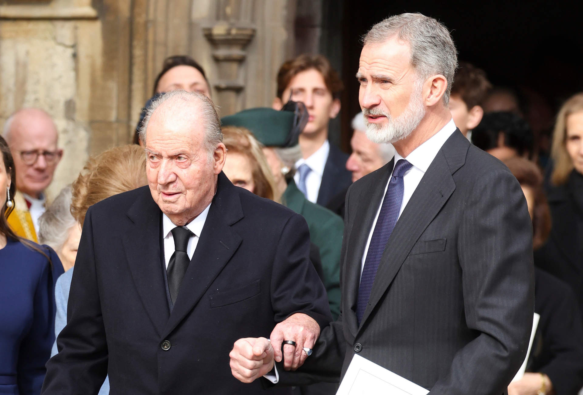 Juan Carlos I y Felipe VI, en el funeral de Constantino de Grecia en mayo de 2024. (Fuente externa)