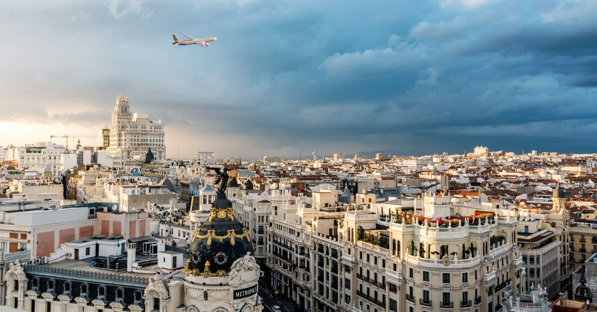 Un avión de Etihad sobrevuela Madrid, (WAM)