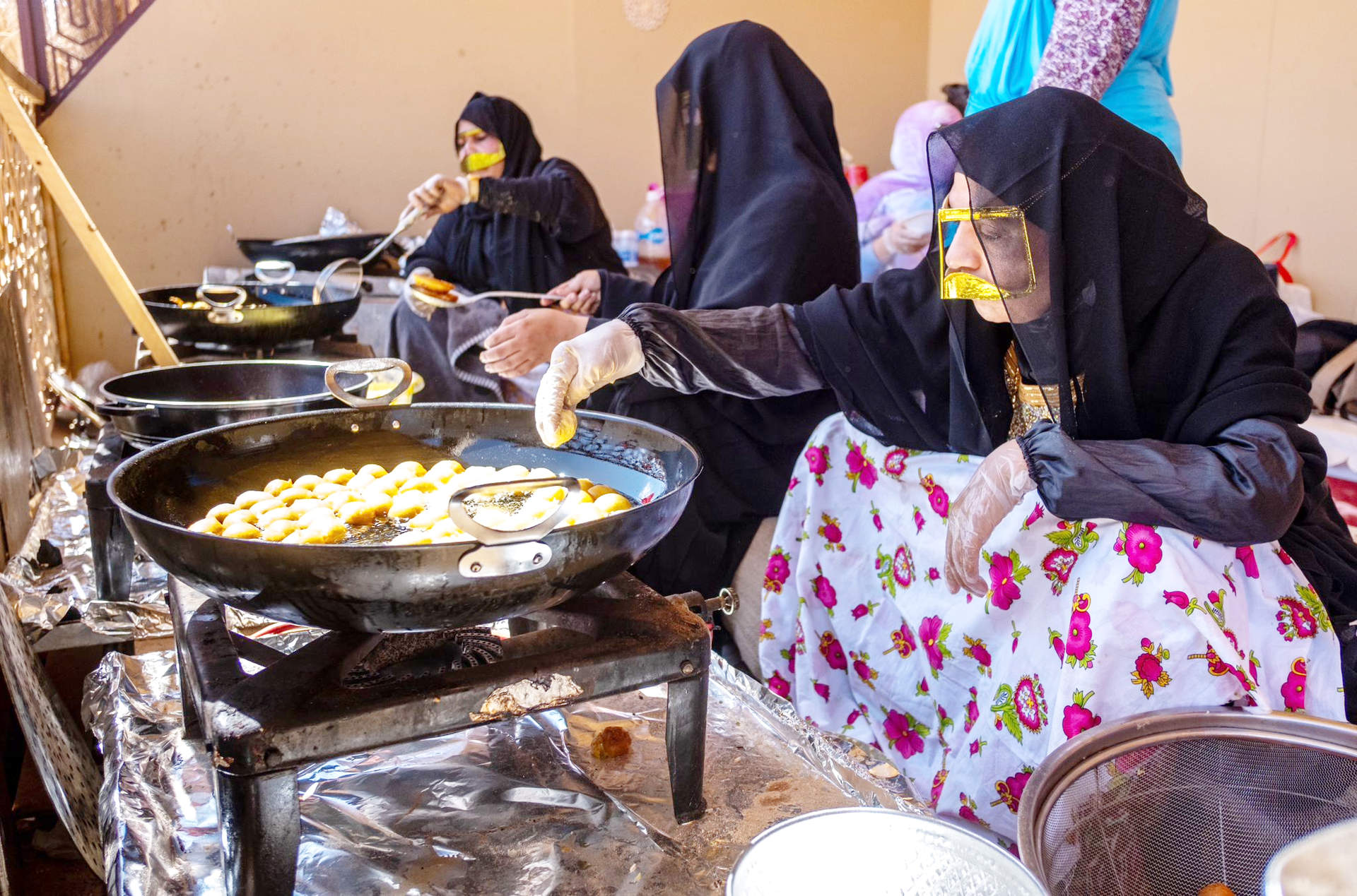 Mujeres emiratíes despliegan su saber gastronómico tradicional en la XVII edición del Moussem de Tan-Tan. (Julián Pérez)