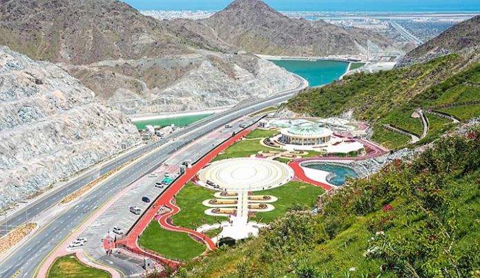 El proyecto de la Puerta Kalba conecta los Jardines Colgantes (arriba) con el lago Al Hefaiyah. (Gulftoday)