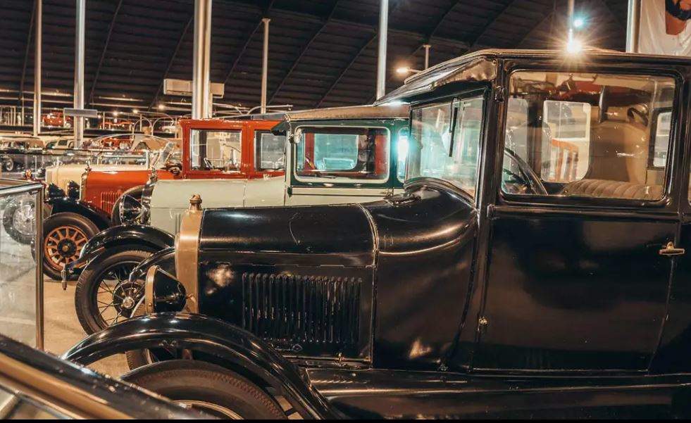 Coches antiguos en el museo. (Experience Abu Dhabi)