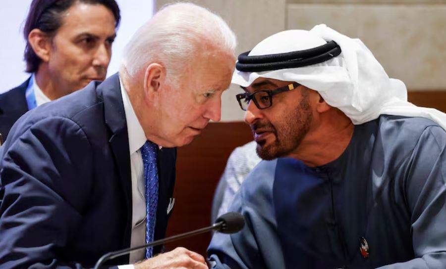 El presidente de EAU, el jeque Mohamed, habla con el presidente estadounidense, Joe Biden, en la cumbre del G20 en Nueva Delhi en 2023. (Fuente externa)