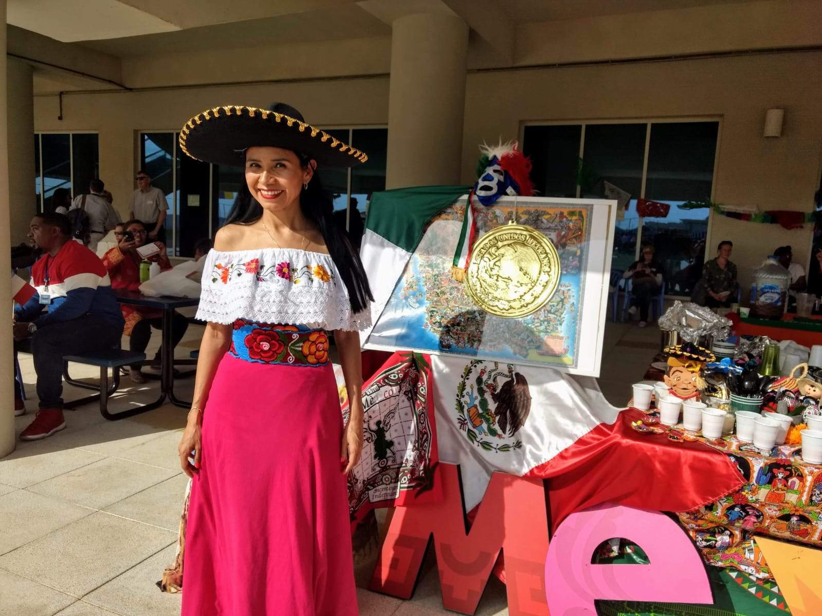 Angélica López en el stand de México en el Día Internacional de Amity International School Abu Dhabi en 2019. (Cedida)