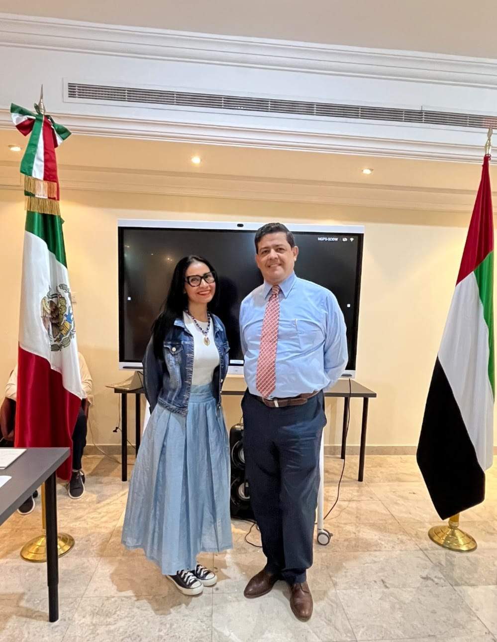 A la izquierda Angélica López junto al cónsul Juan Manuel Sánchez en la Embajada de México en Abu Dhabi. (Cedida)