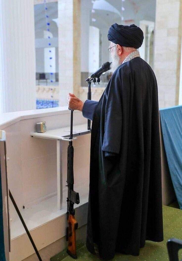 El auatolá Khameini con el rilfe en la mezquita. (X)