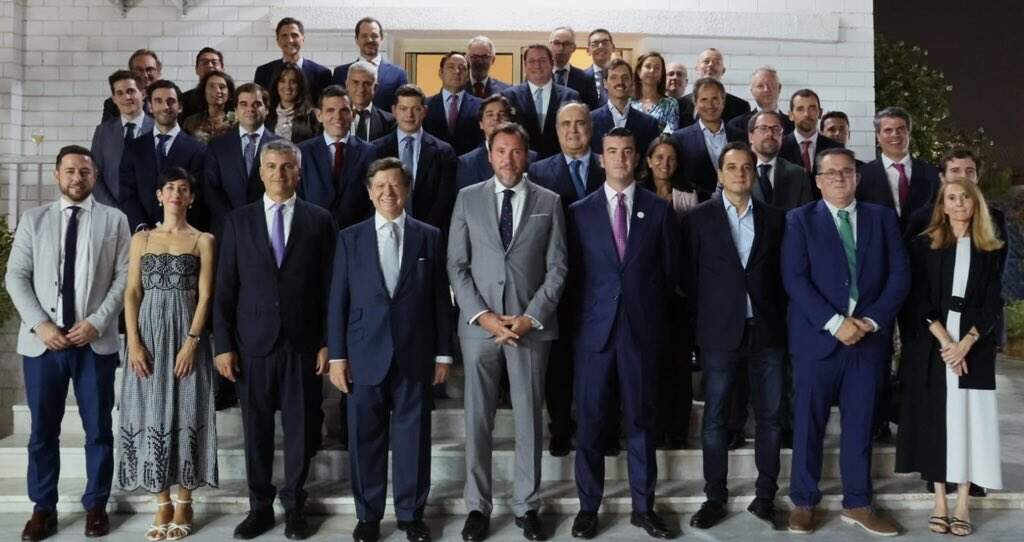 Foto de familia de representantes de empresas españolas en EAU y en el centro de la imagen el ministro de Transporte. (X)