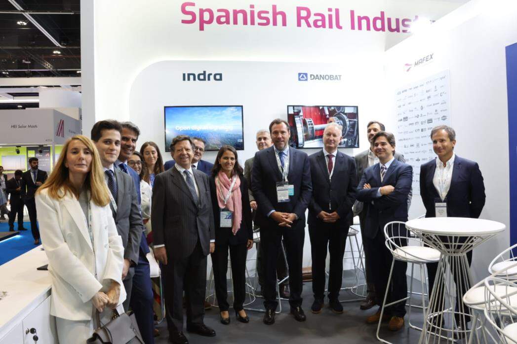 Representantes de la Embajada de España en EAU junto a miembros de empresas españolas participantes en Global Rail de Abu Dhabi. (X)