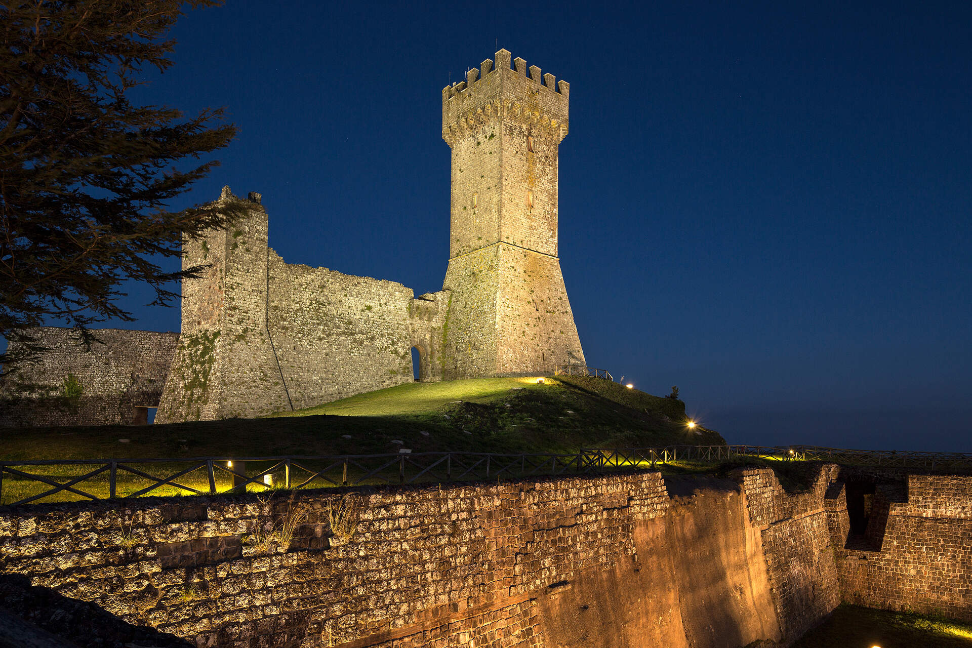 Radicofani Fortezza notte archivio Toscana Promozione Turistica