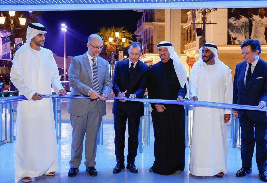 Emili butragueño, encargado de cortar la cinta durante la inauguración. (Dubai Real Madrid World)