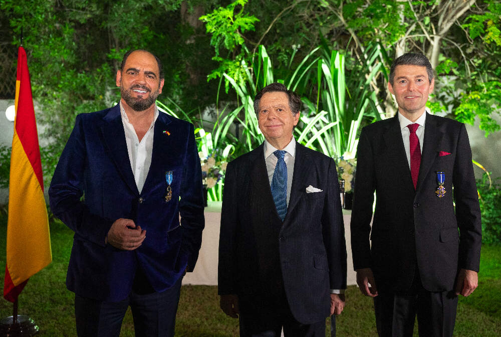 El embajador de España -en el centro- acompañado de los dos galardonados: Arturo Manso -izquierda- y Marcos López de Prado. (Manaf K. Abbas / EL CORREO)