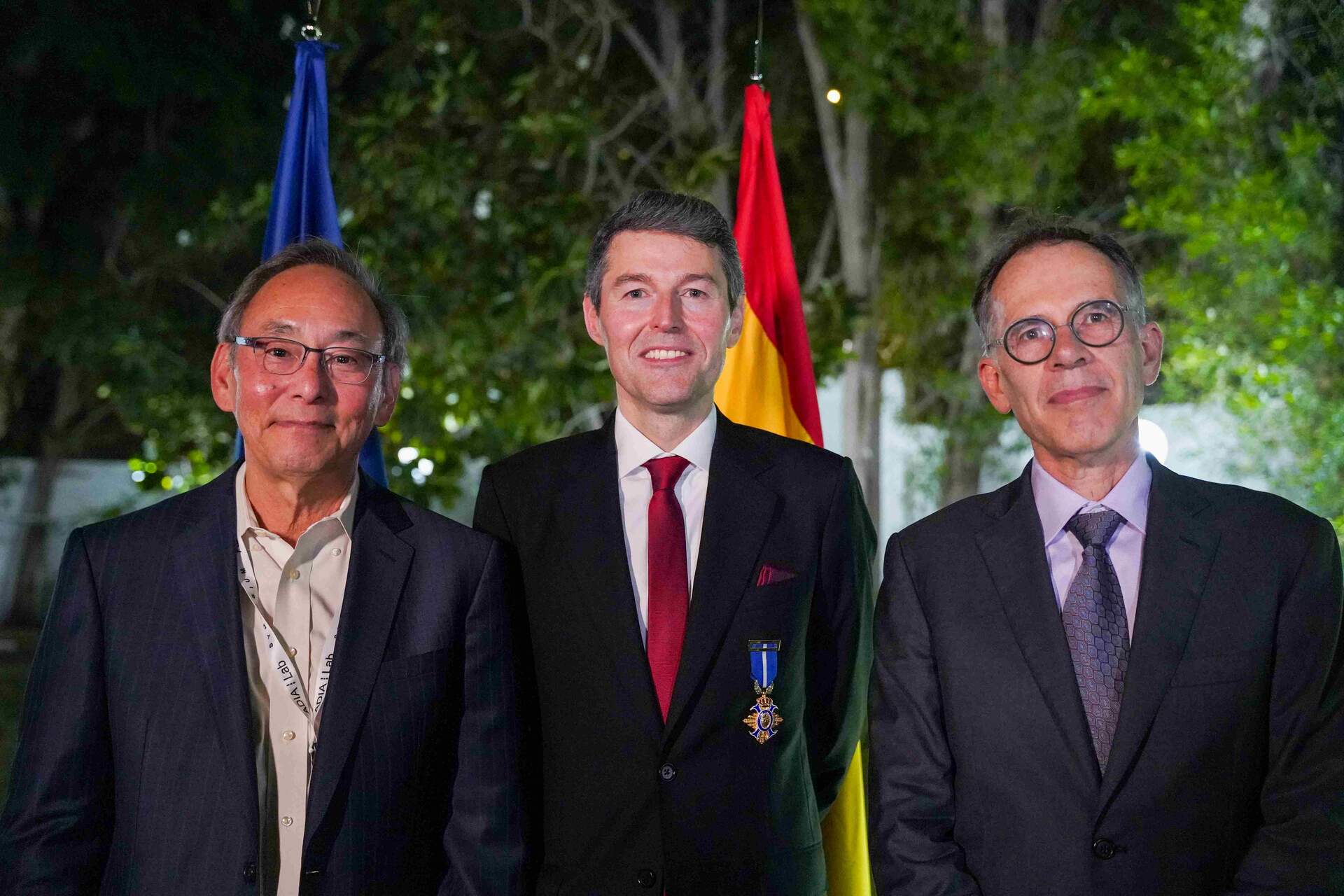 El profesor Marcos López de Prado -en el centro- con el profesor Steven Chu, Premio Nobel de Física -izquierda-. y el profesor Guido Imbens, Premio Nobel de Economía -derecha-. (Manaf K. Abbas / EL CORREO)
