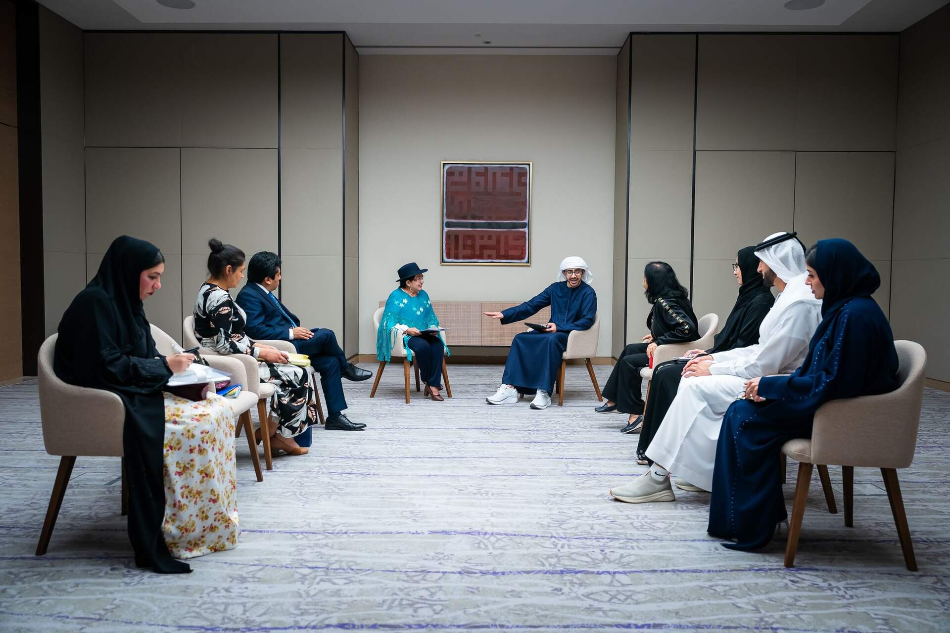 La delegación boliviana y autoridades emiratíes en Abu Dhabi. (WAM)