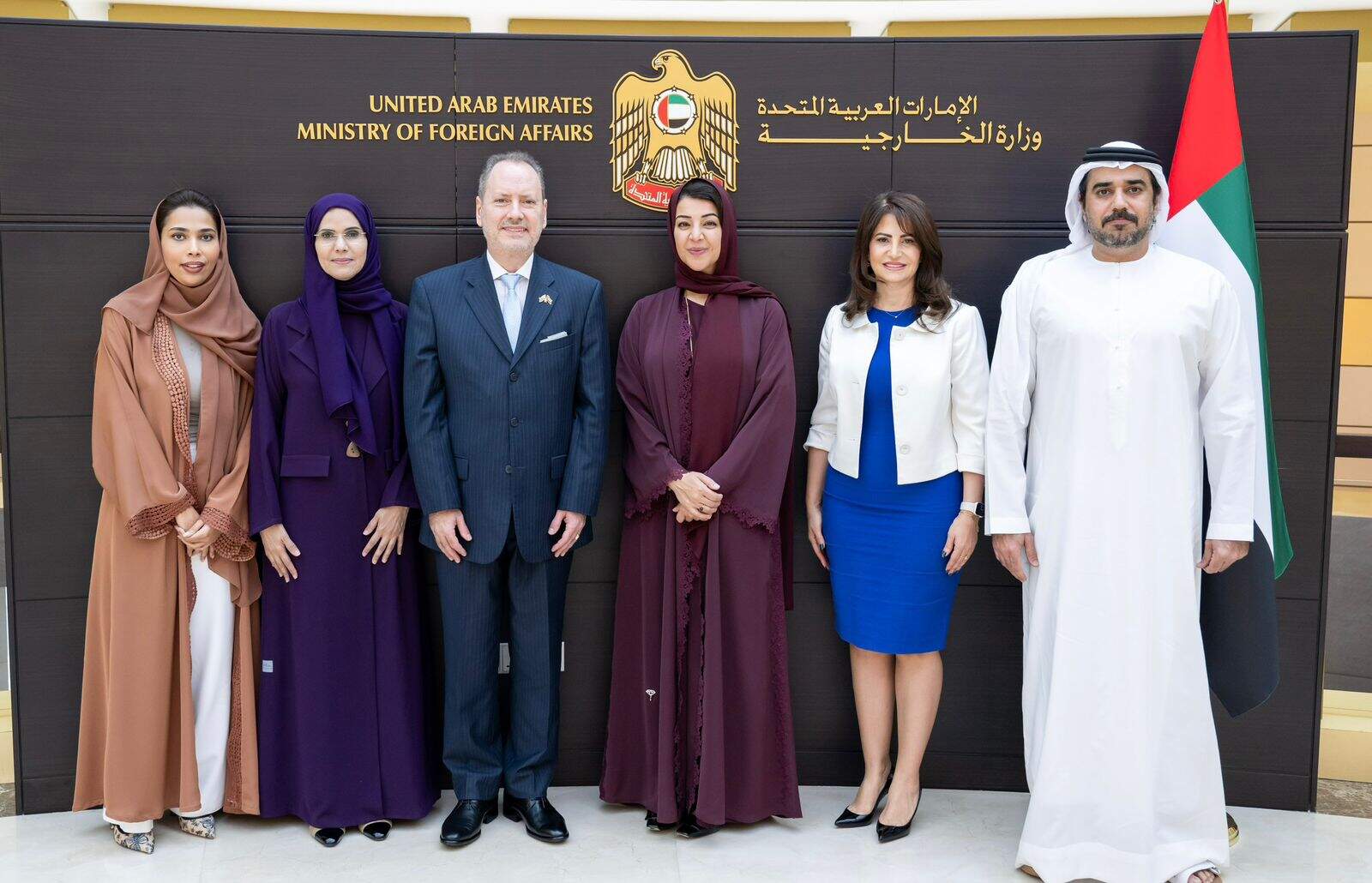 Representantes del Ministerio de Exteriores emiratí junto al embajador Ceriani, la ministra de Estado Al Hashimy y la adjunta comercial de la Embajada de Uruguay, Bárbara El Dbeissy (tercero, cuarta y quinta por la izquierda). (Cedida)