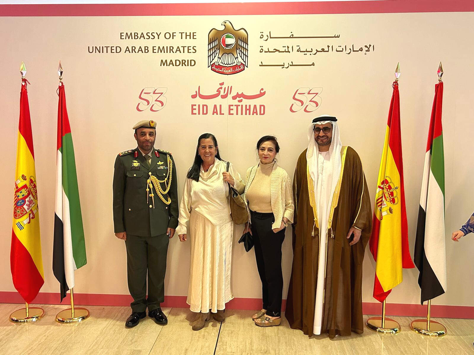 El embajador y el responsable militar de Emiratos en España posan junto a Amelia Cruzado, coordinadora de EL CORREO DEL GOLFO, y a la artista mejicana Myriam Ortega, durante de la celebración del Día Nacional de EAU en Madrid. (EL CORREO)