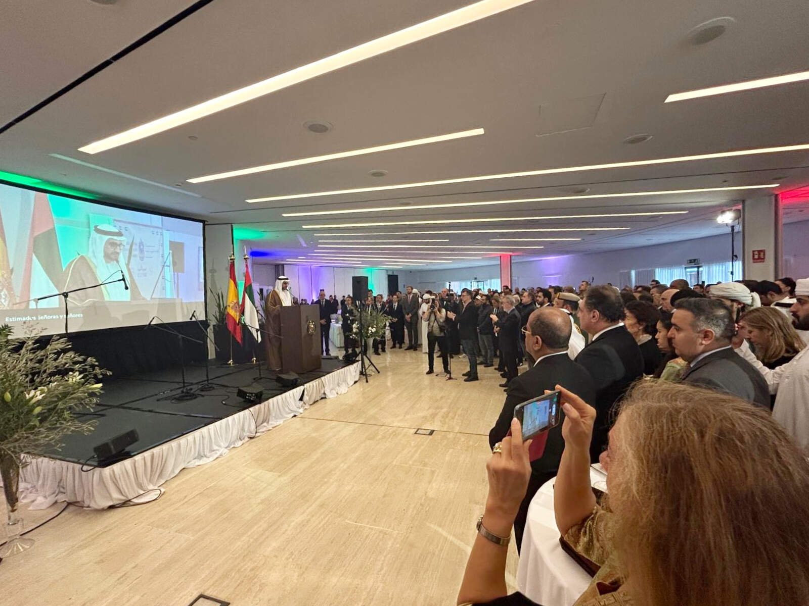 El embajador emiratí en Madrid destaca la creciente relación entre su país y España durante la concurrida celebración del Día Nacional de EAU(1)