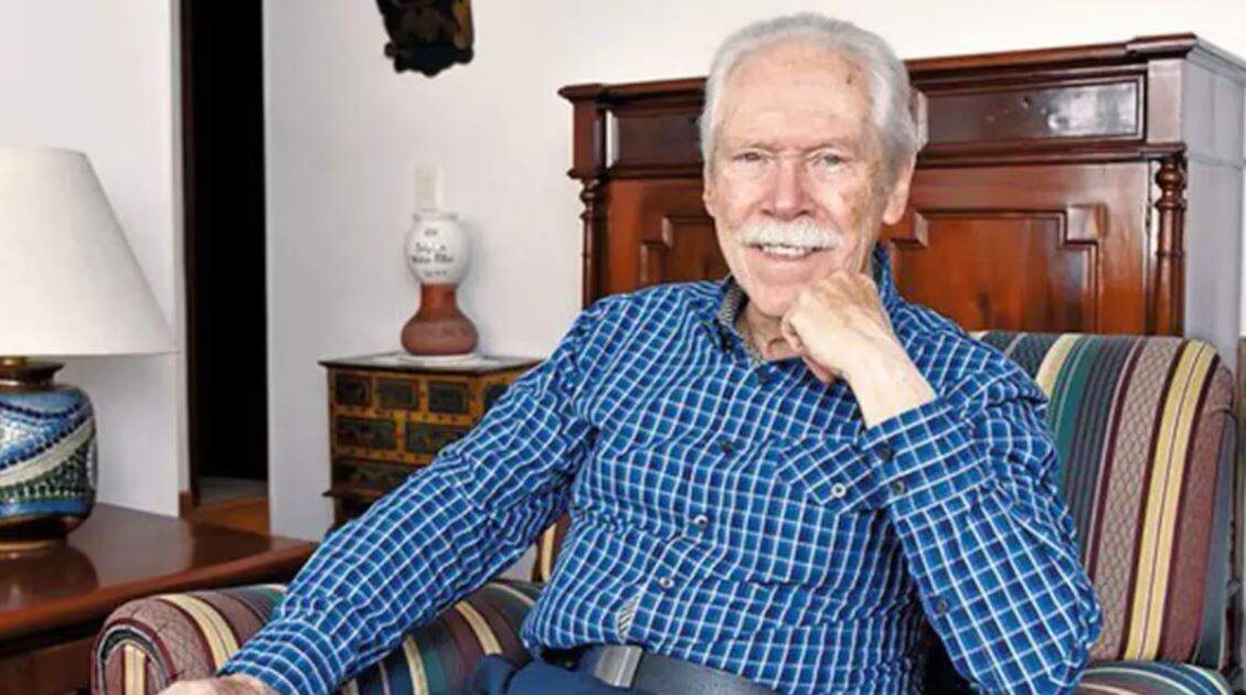 Julio Medina, siendo rubio natural, en ocasiones tuvo que tinturarse el cabello y utilizar lentes de contacto oscuras para interpretar papeles de "latino". (Fuente externa)