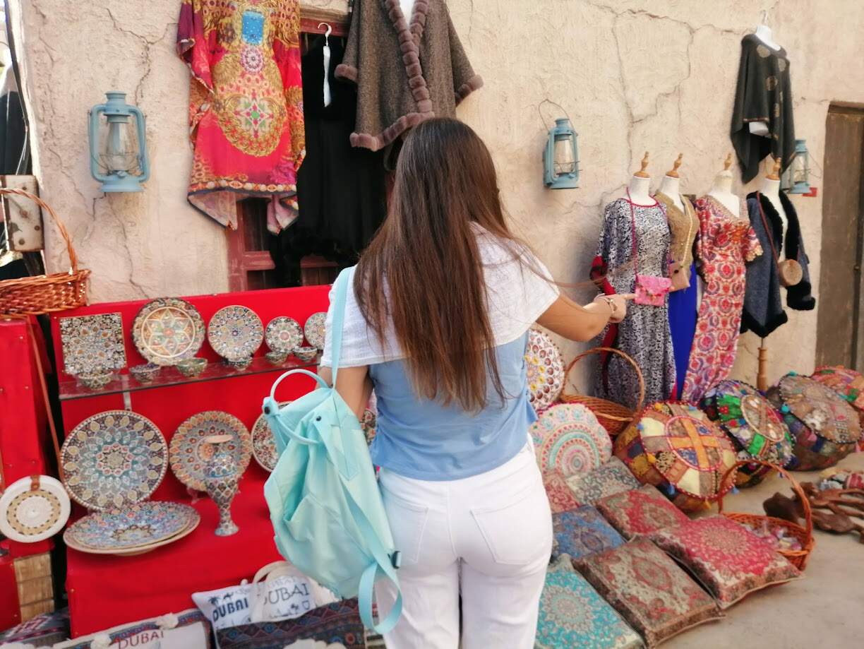 Una turista de compras por Dubai. (EL CORREO)