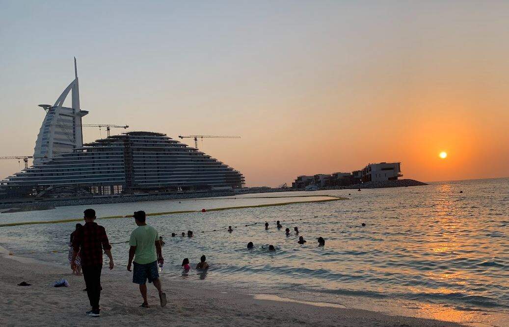 Atardecer en la playa de Jumeirah. (EL CORREO)