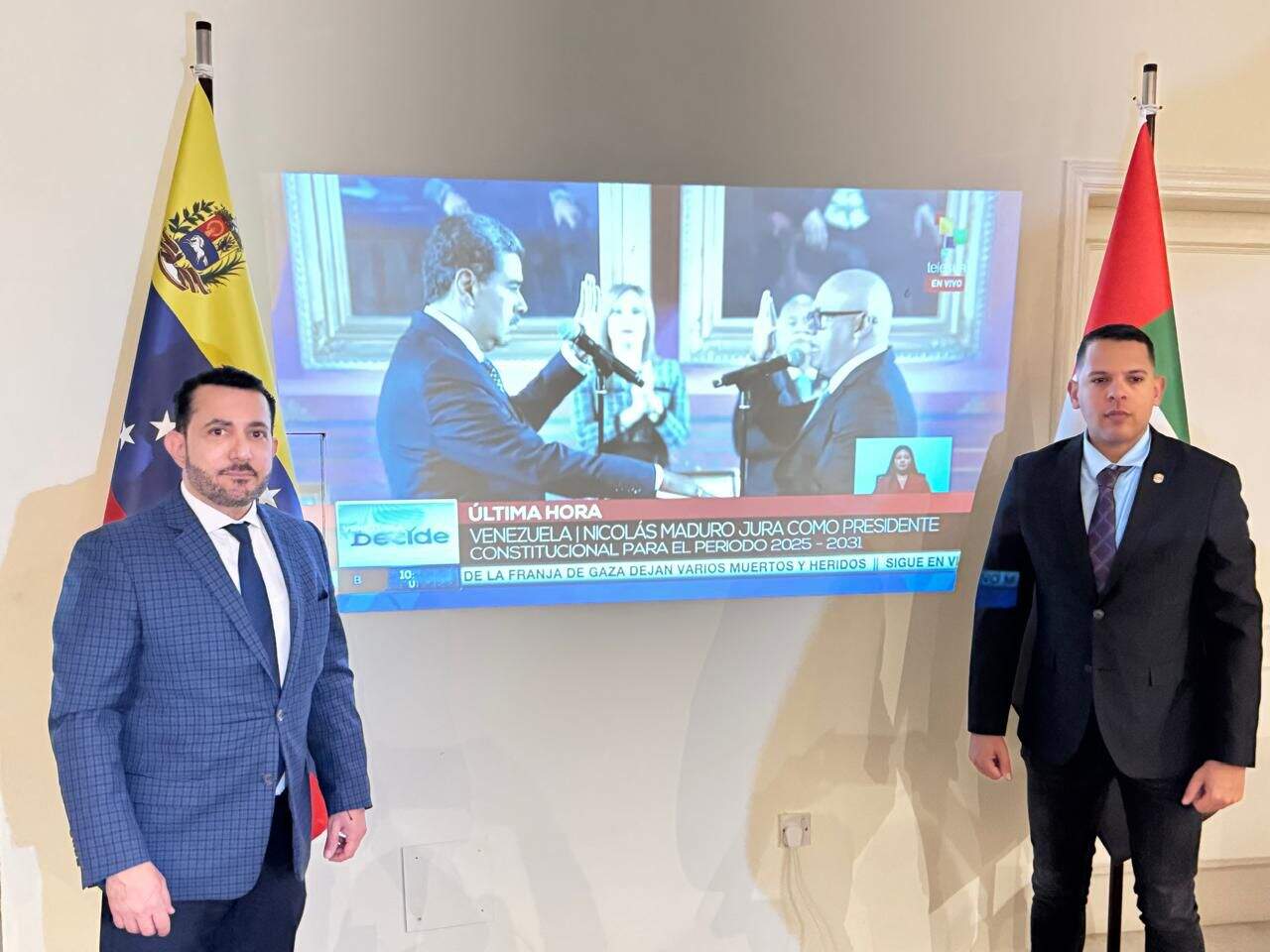 A la izquierda, el embajador de Venezuela en EAU sigue por televisión la toma de posesión de Maduro. (Cedida)