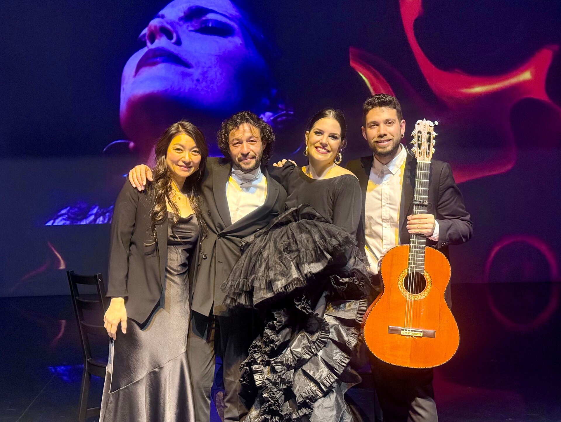 Hiromi Fyfe, organizadora del evento, junto a los artistas de la obra. (EL CORREO)
