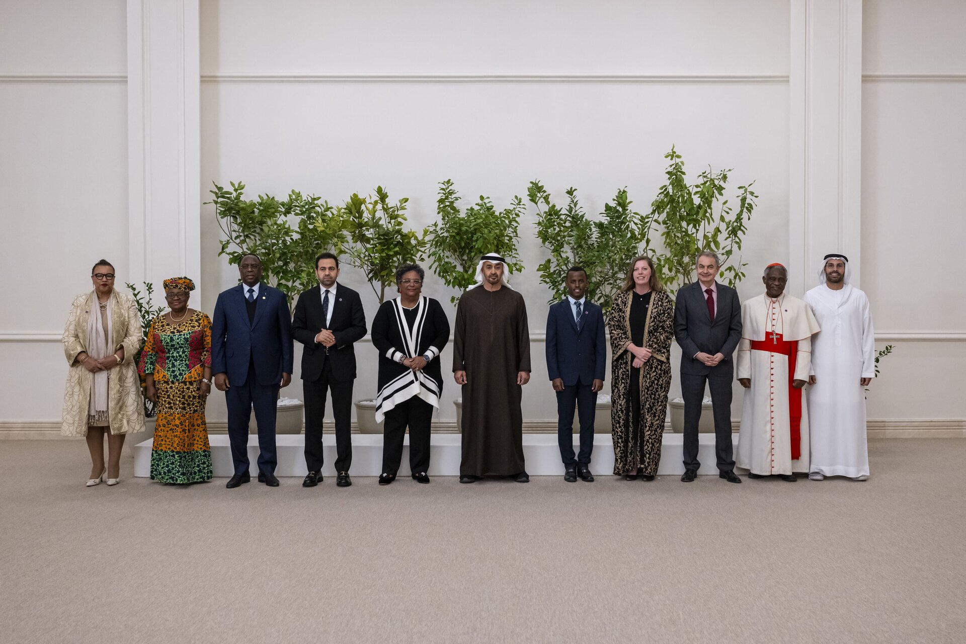 El presidente de Emiratos Árabes, junto a los integrantes del jurado, entre los que se encuentra José Luis Rodríguez Zapatero, expresidente del Gobierno de España. (WAM)