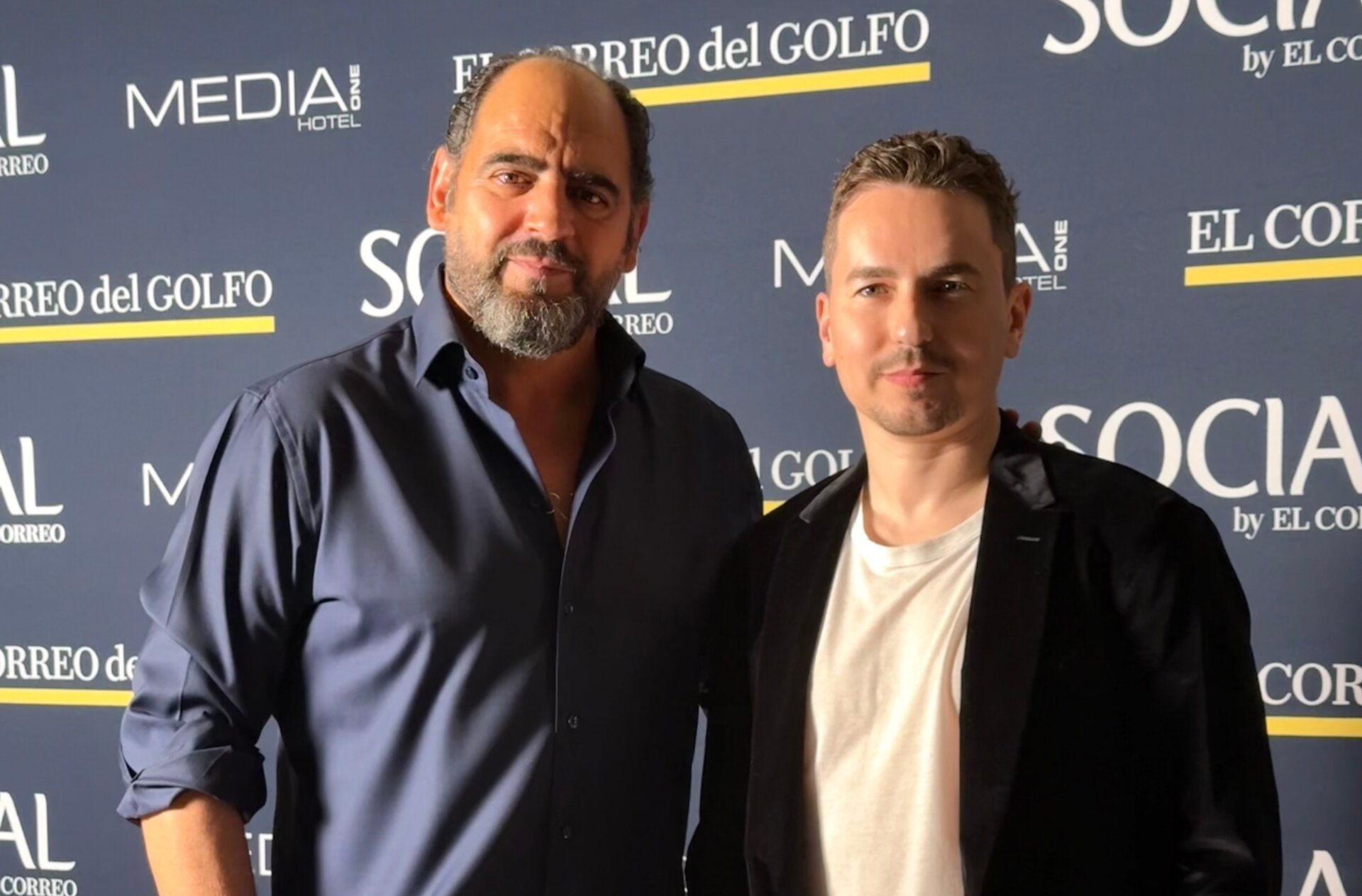 El presidente de El Correo del Golfo, Arturo Manso, y el campeón mundial de MotoGP, Jorge Lorenzo. (EL CORREO)