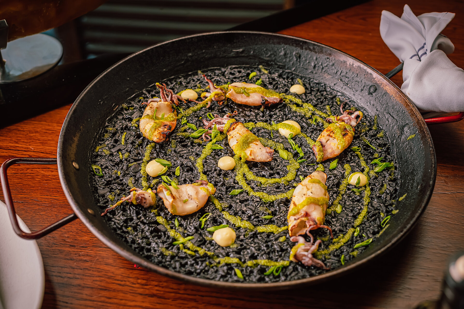 Exquisita paella negra de Lola Taberna Dubai. (Cedida)