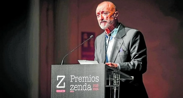 El escritor españo Arturo Pérez-Reverte, en un acto de la editorial Zenda. (Fuente externa)