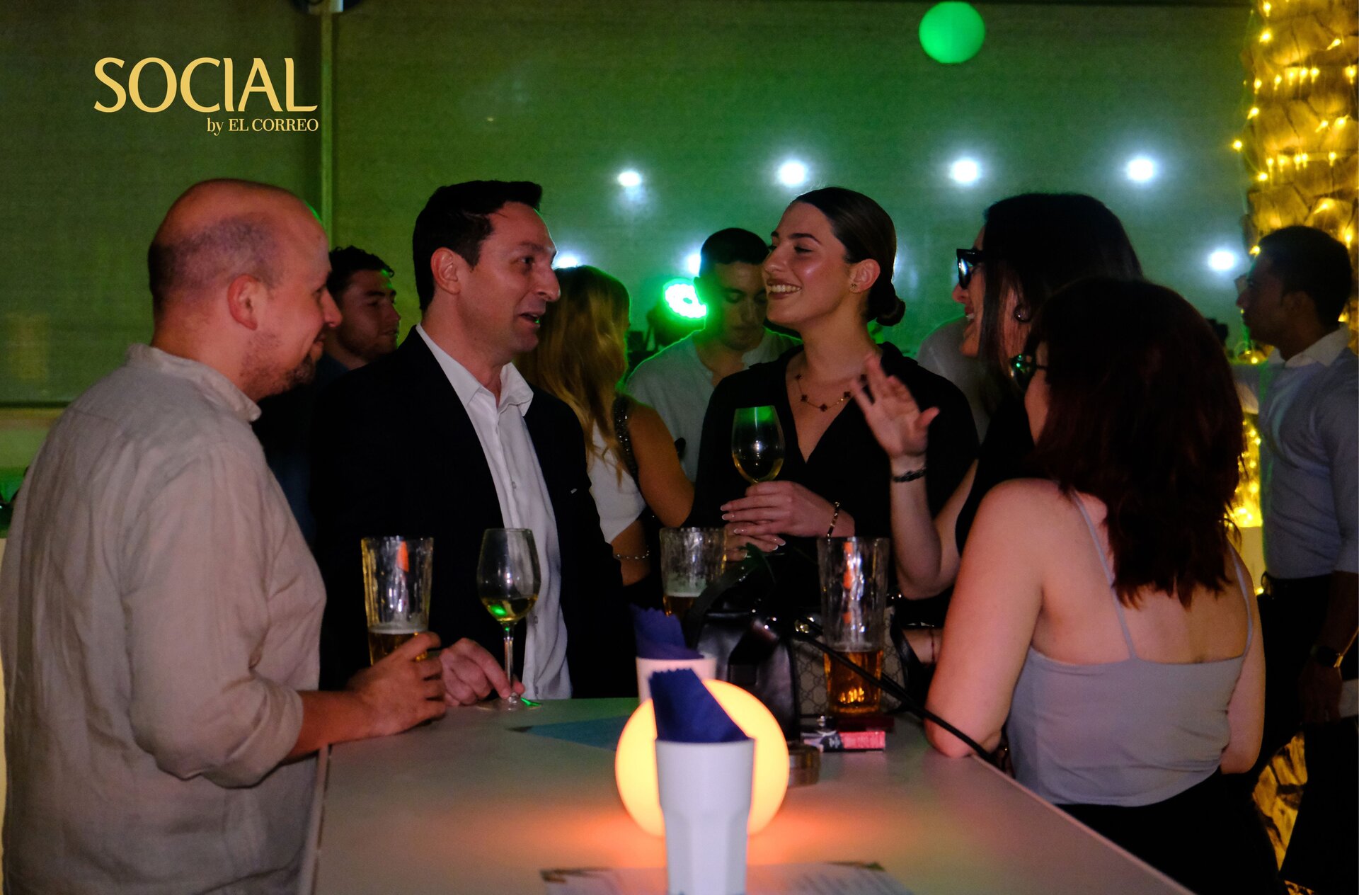Grupo de amigos conversando en el evento (EL CORREO).