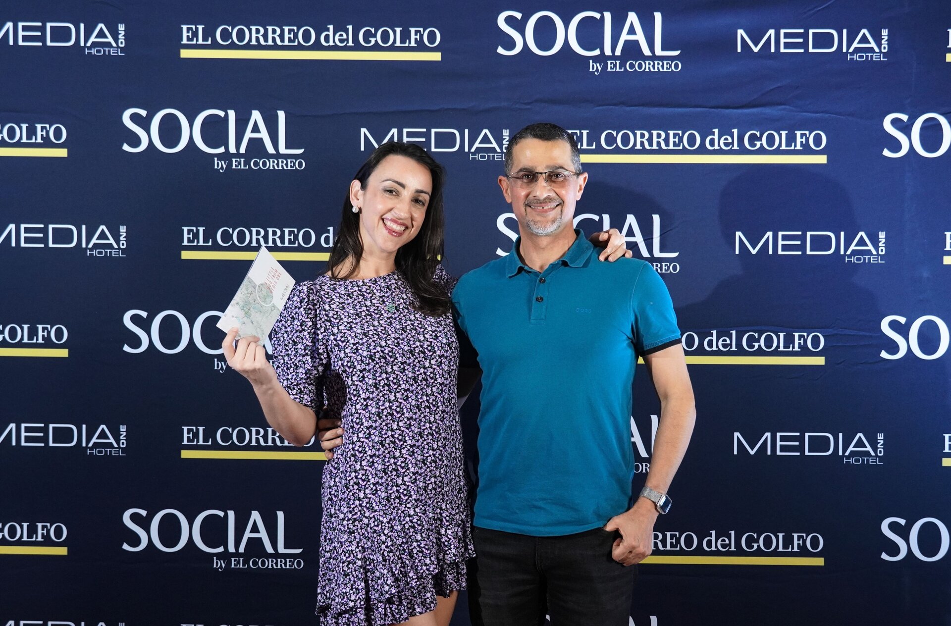 Mercedes Cebrián, ganadora del premio del Media One junto a su pareja (EL CORREO).