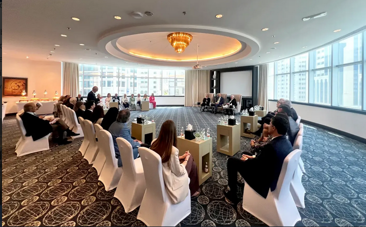 Miembros de la Real Academia Europea de Doctores, durante el encuentro mantenido con el Rey Emérito de España en Abu Dhabi. (raed.academy)