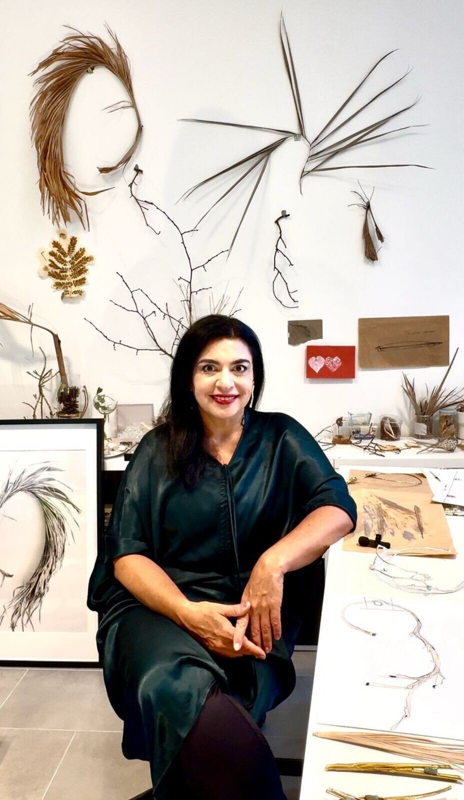 La artista con parte de su obra. (Cedida)