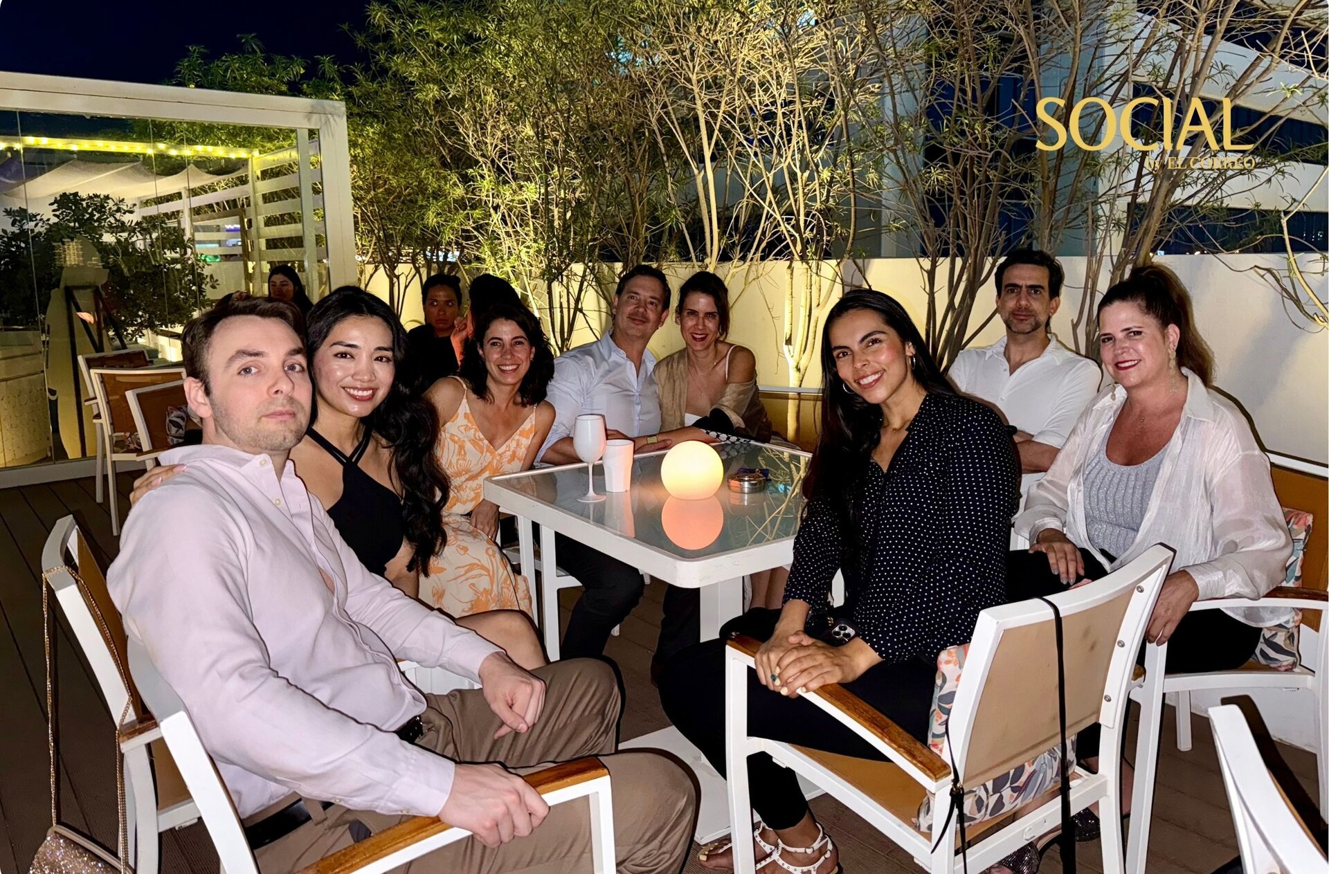 Amigos compartiendo durante el evento. (EL CORREO)