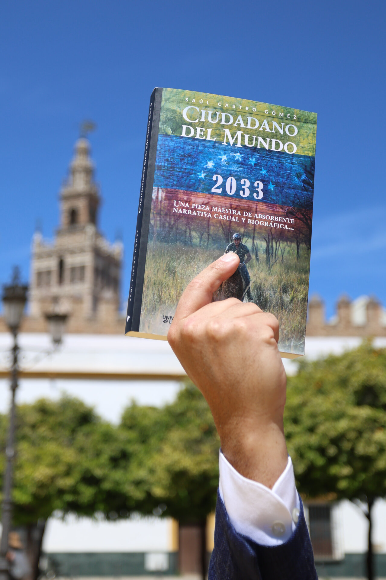 El libro Saúl Castro Gómez con la Giralda como telón de fondo. (Cedida)