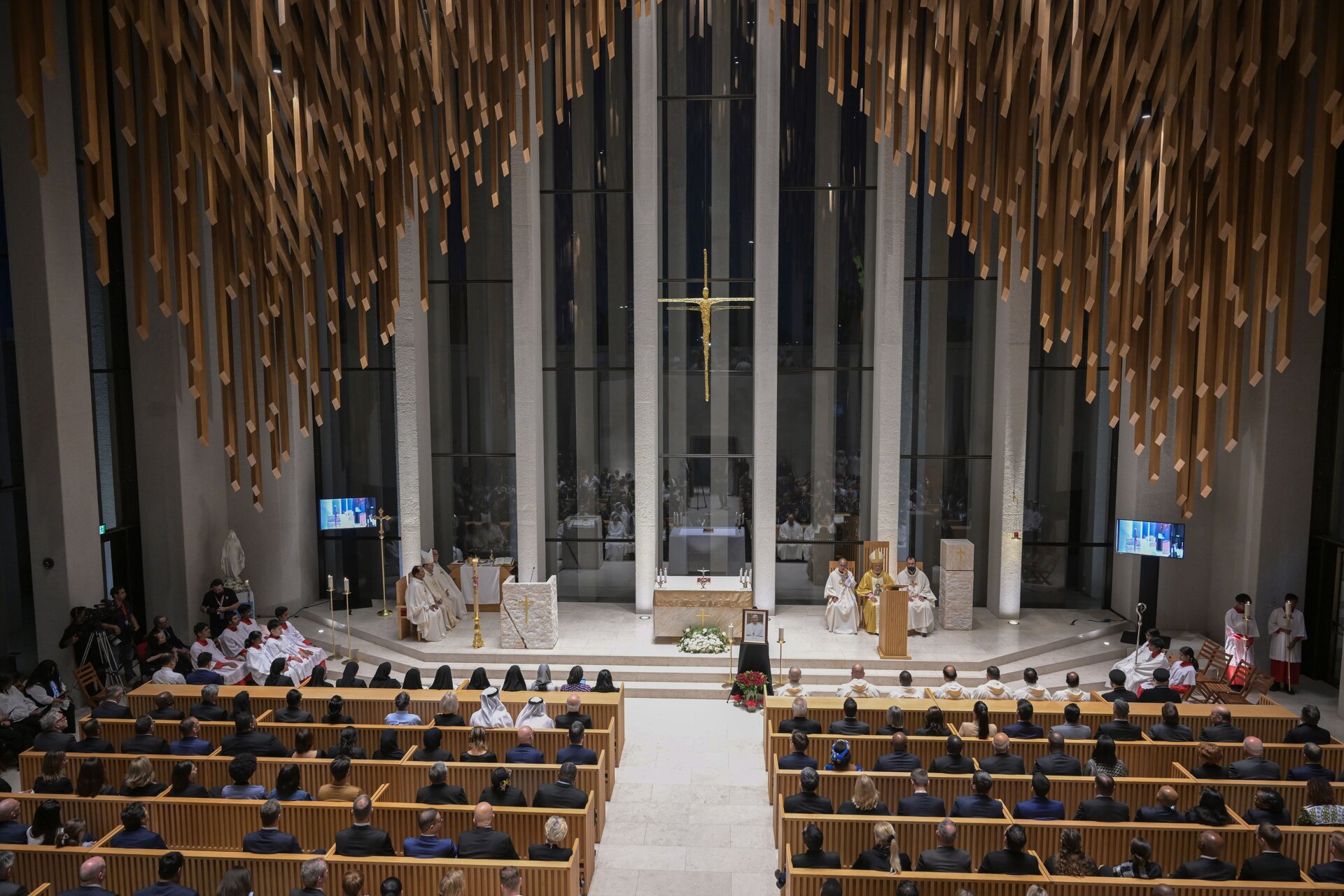 La misa memorial ha tenido lugar en la iglesia de San Francisco de Asís, ubicada en la Casa de la Familia Abrahámica de la capital de Emiratos Árabes Unidos. (WAM)
