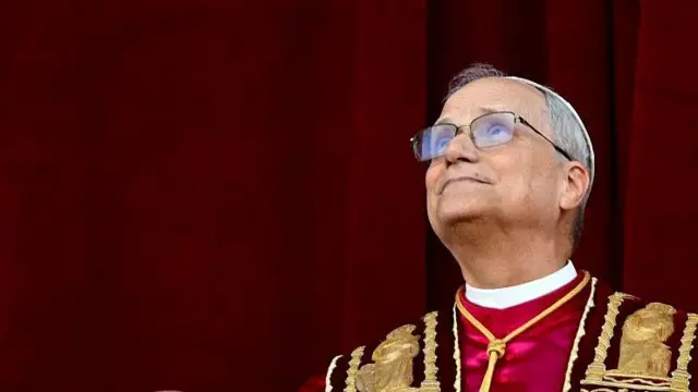 León XIV mira al cielo tras ser elegido papa. (Fuente externa)