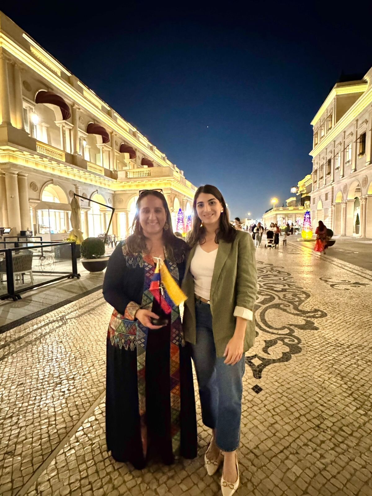 A la izquierda Catalina González junto a la embajadora Odette Yidi. (Cedida)