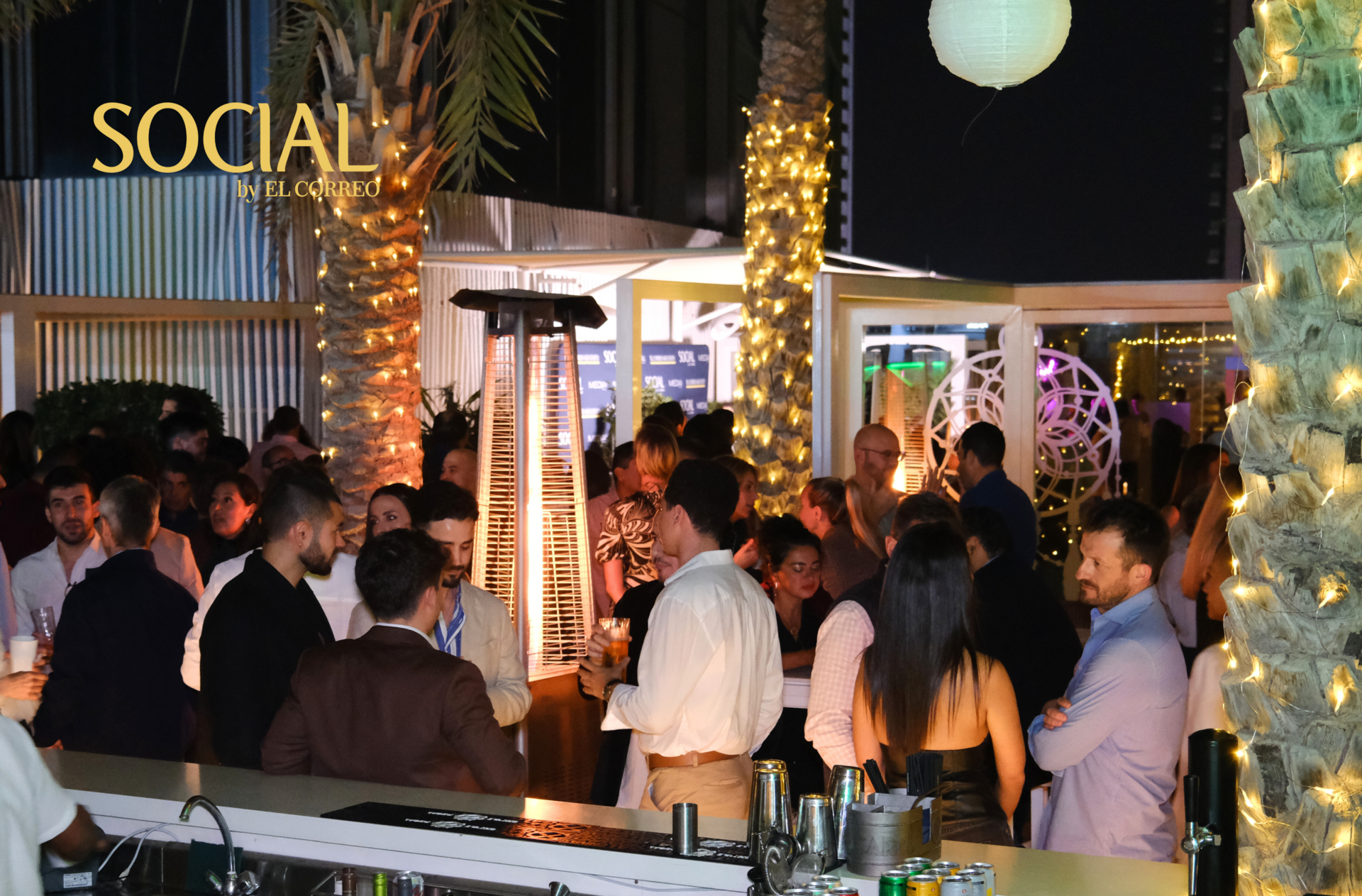 Asistentes disfrutando en COCO Lounge Rooftop. (EL CORREO)