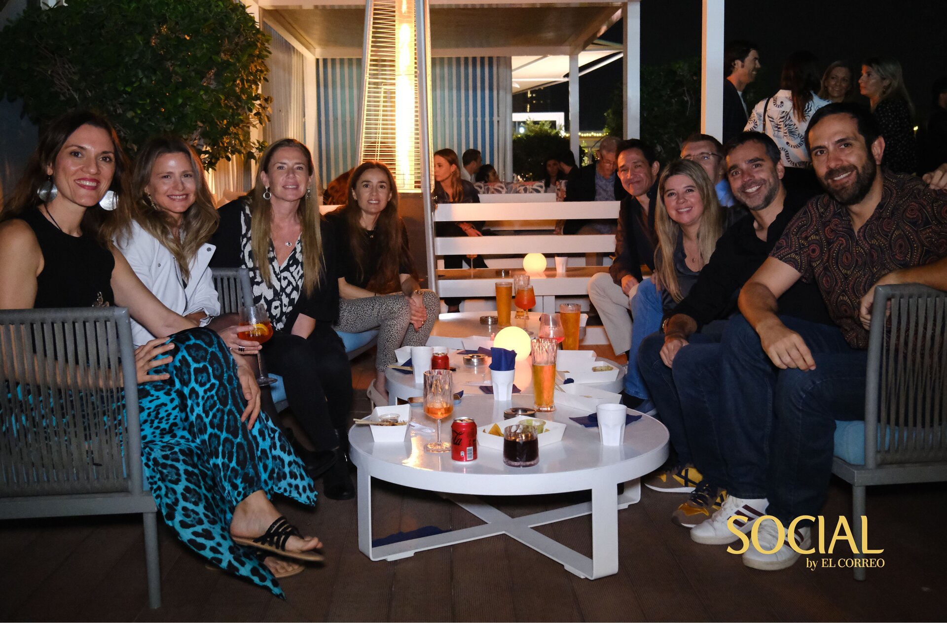 Amigos reunidos en SOCIAL. (EL CORREO)
