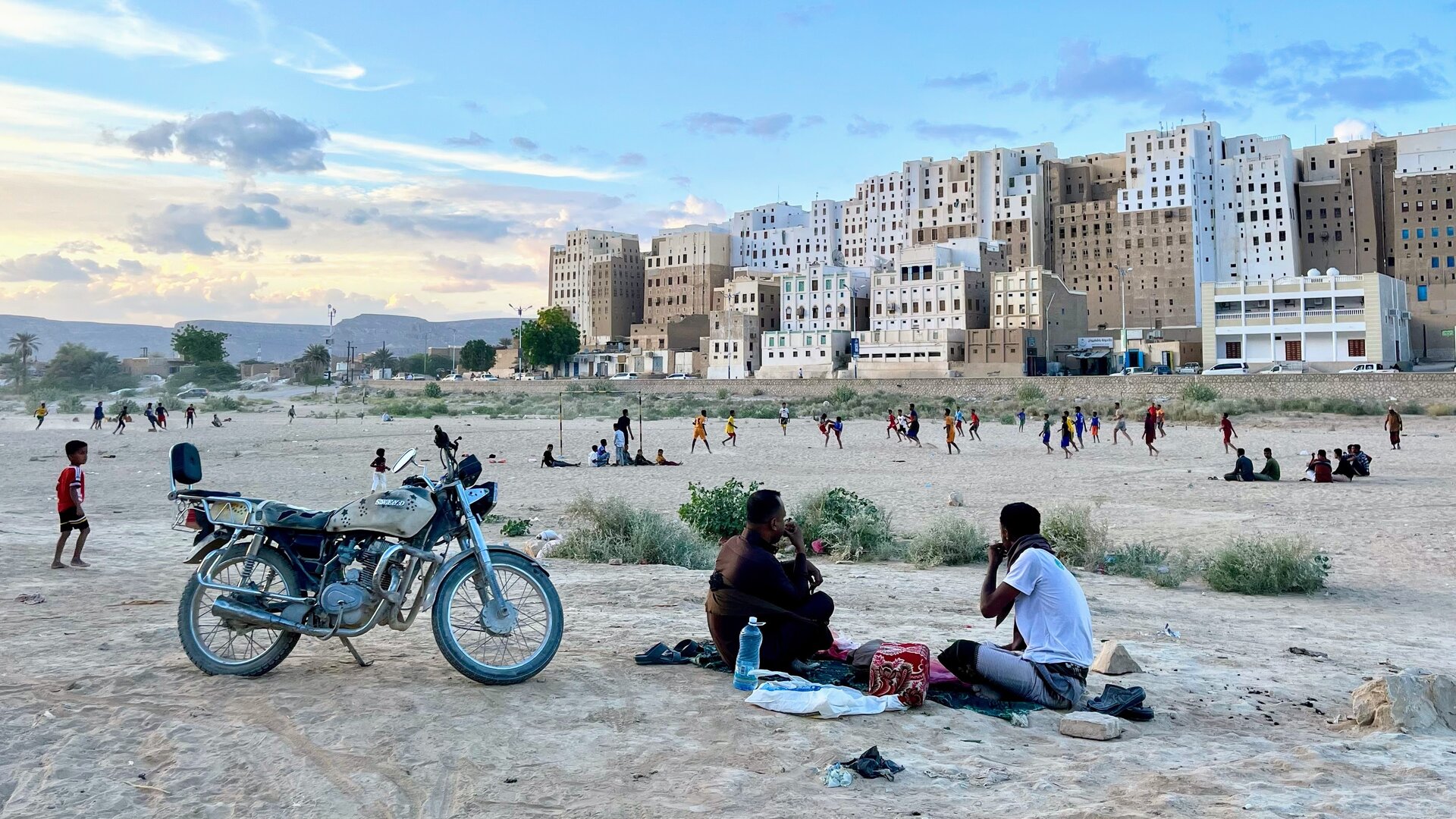 Tarde familiar al aire libre en Hadramaut. Fotografía: Vanessa Lago