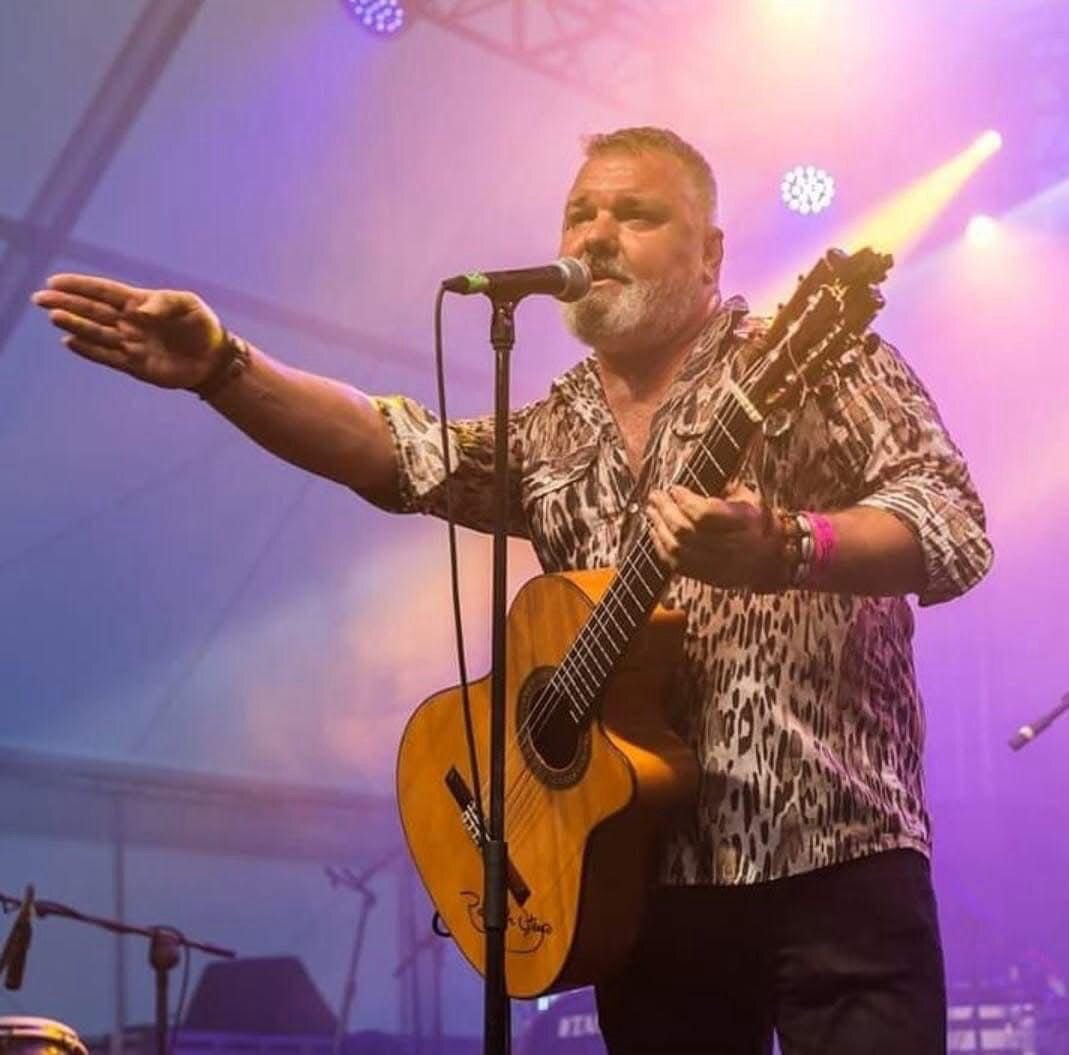 El cantante y compositor Keco Fontana, sobre el escenario. (Cedida)