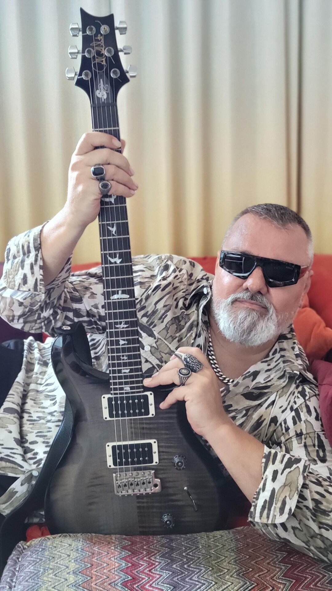 El artista valenciano, con su guitarra eléctrica. (Cedida)