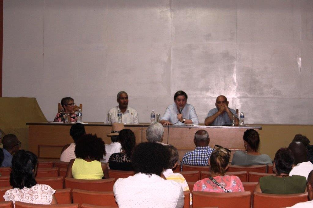 DR. LUÍS GARCÍA, EN SU ENCUENTRO CON LA INTELECTUALIDAD SANTIAGUERA.