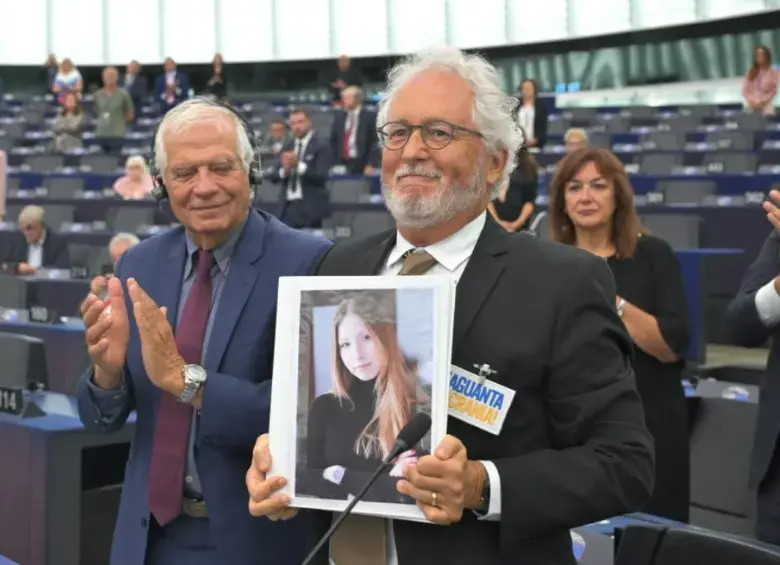 Otra de Héctor en un homenaje en el parlamento europeo a la escritora ucraniana, en donde aparece con Joseph Borrell