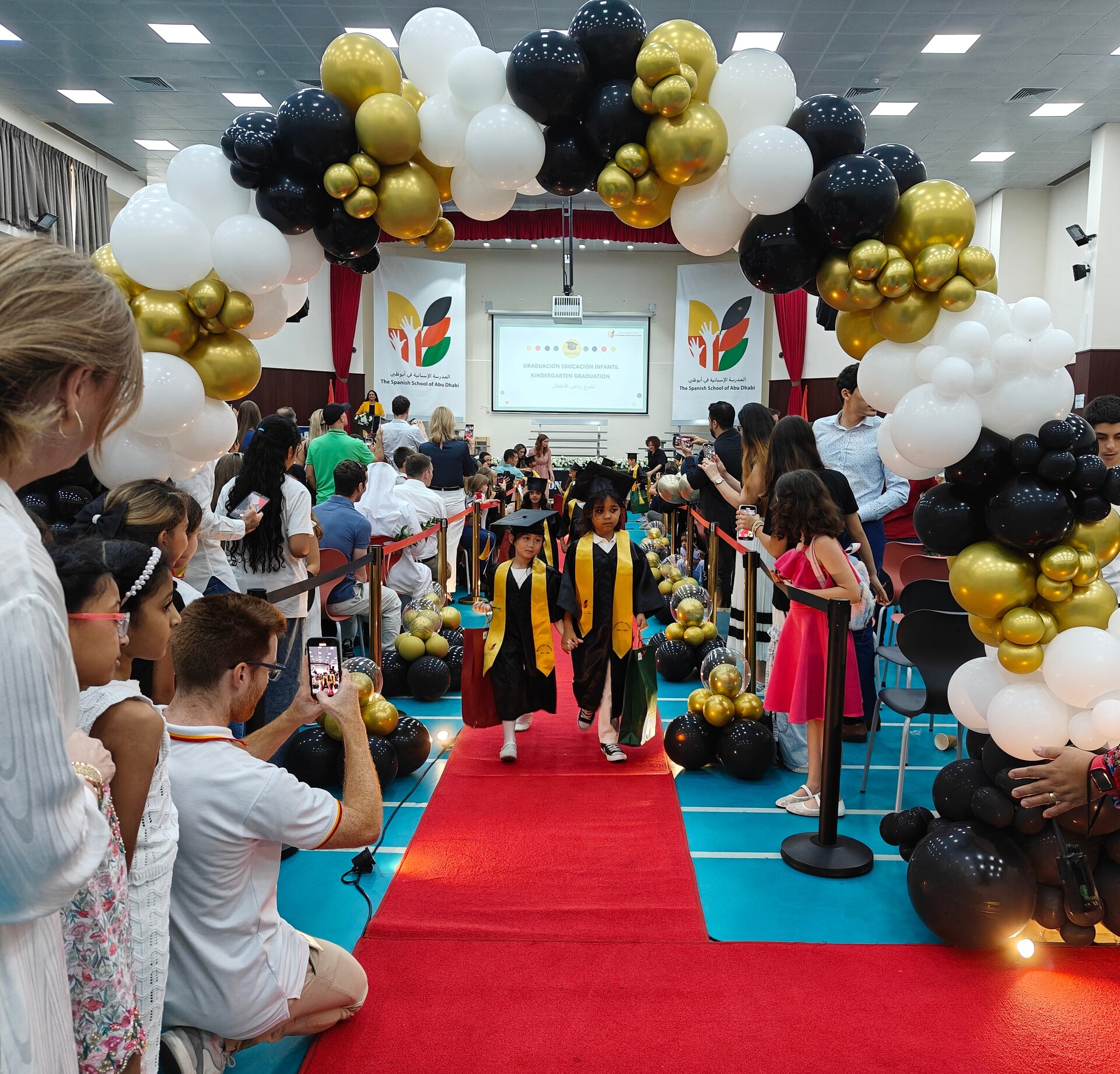 Los graduados desfilan por la alfombra roja. (EL CORREO)