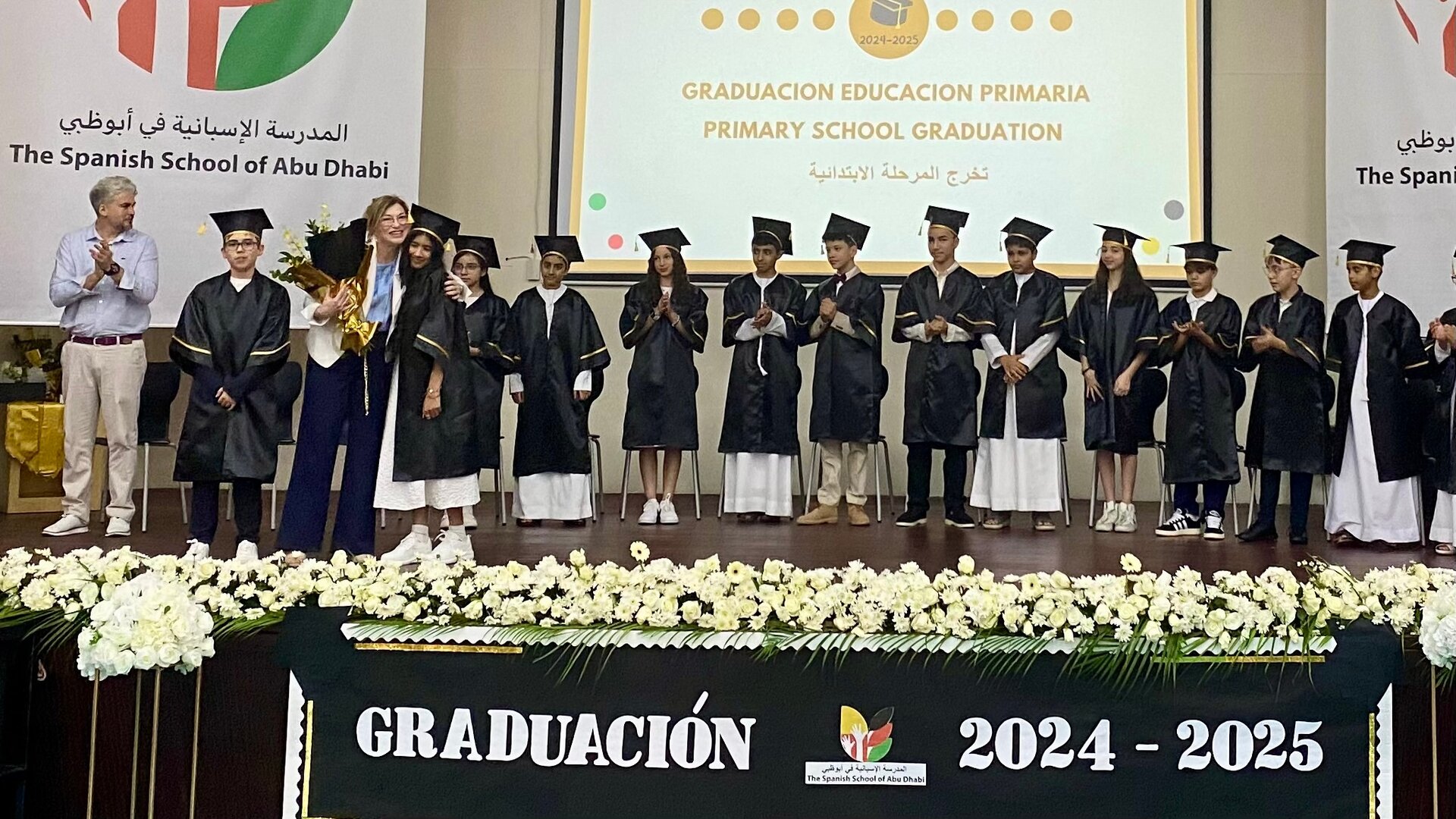 Eva Sánchez, directora The Spanish School of Abu Dhabi, recibe un ramo de flores tras su discurso. (EL CORREO)