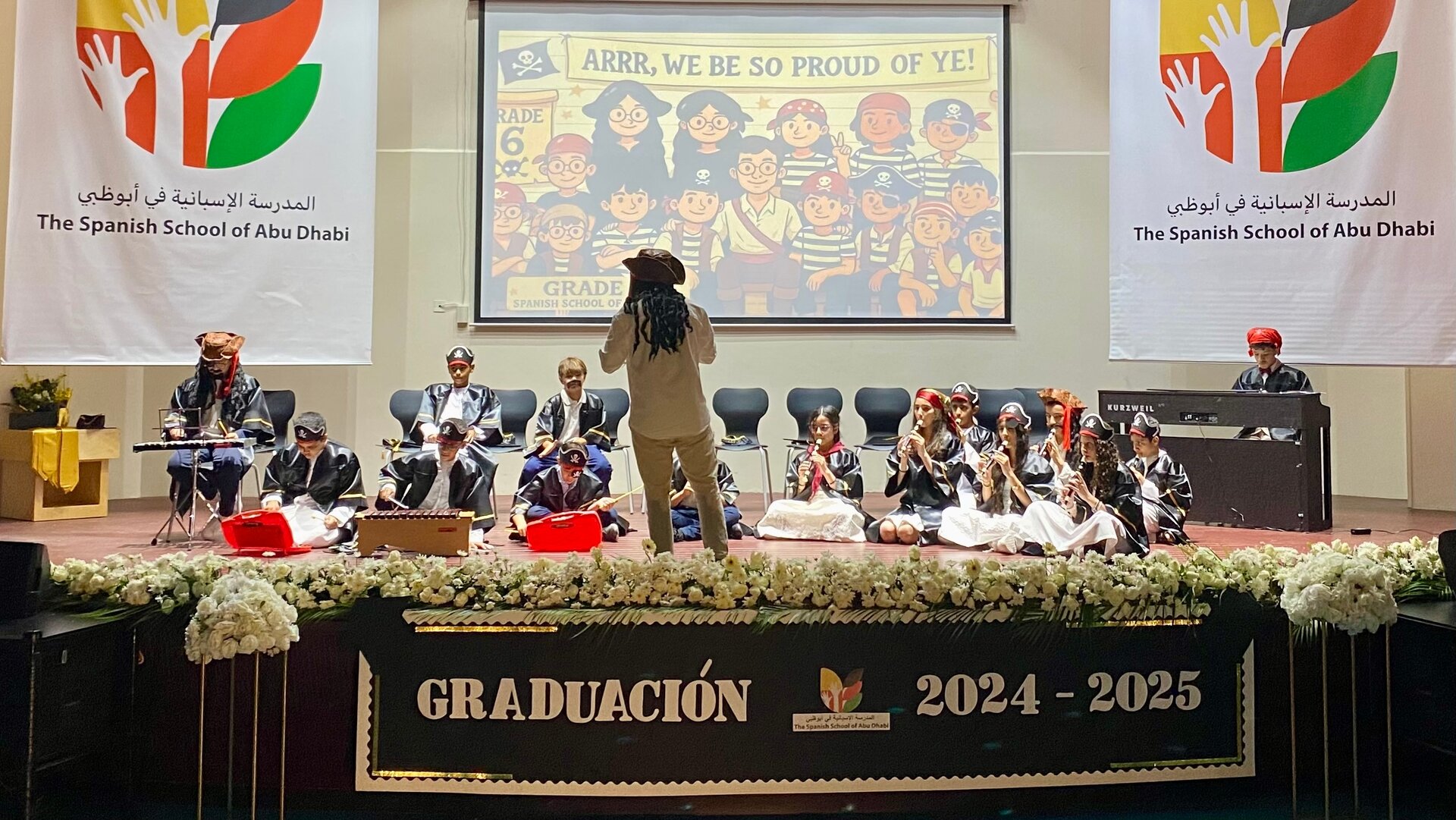 Los alumnos interpretan una canción guiados por su maestro. (EL CORREO)