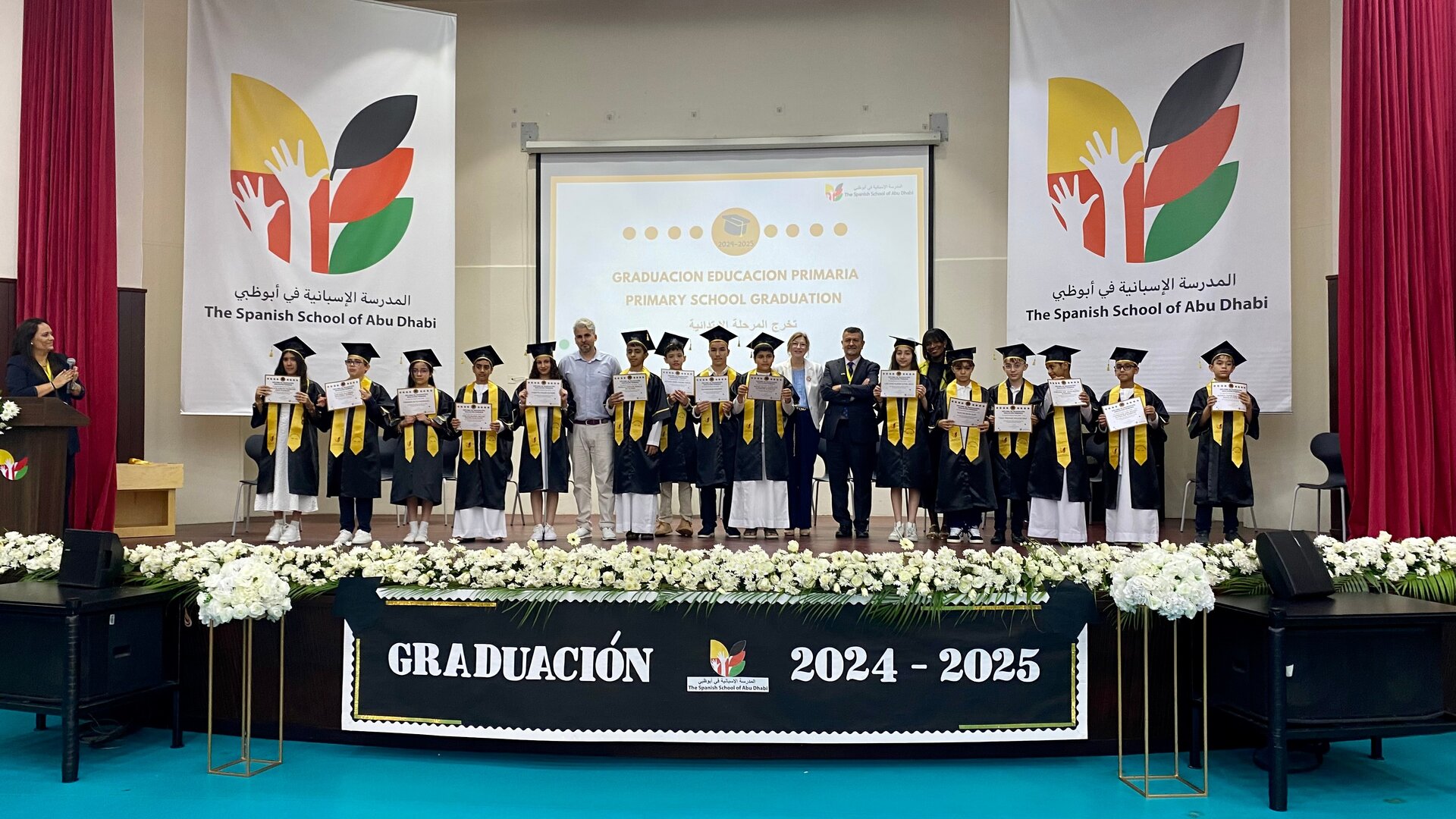 Alumnos muestran ilusionados sus diplomas junto a la directora, al jefe de estudios y al tutor. (EL CORREO)