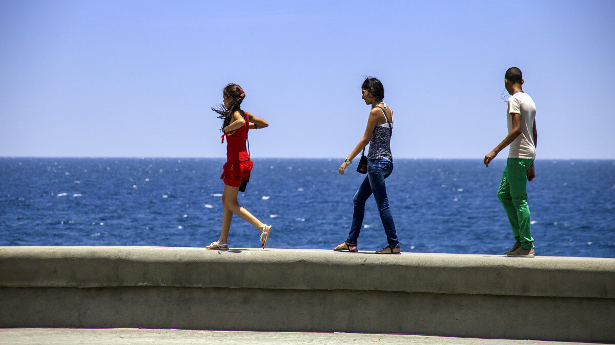 Caminantes sobre El Malecón de La Habana. (pxhere.com)